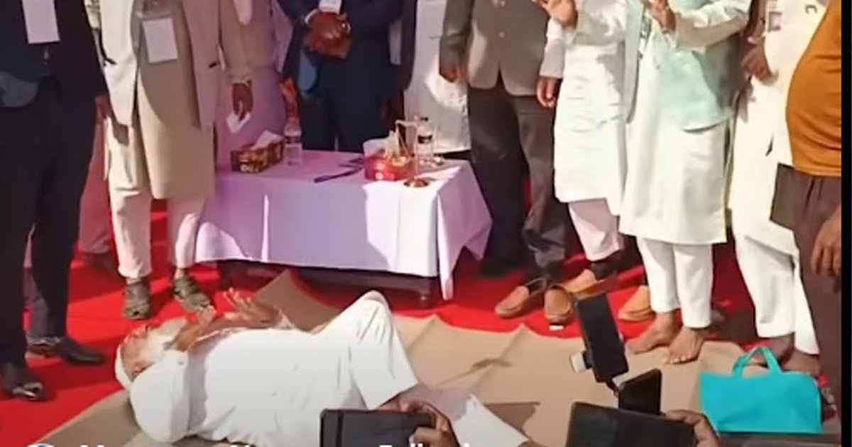 শীতল পাটি উপহার পেয়ে মঞ্চেই শুয়ে পড়লেন জামায়াতের আমির