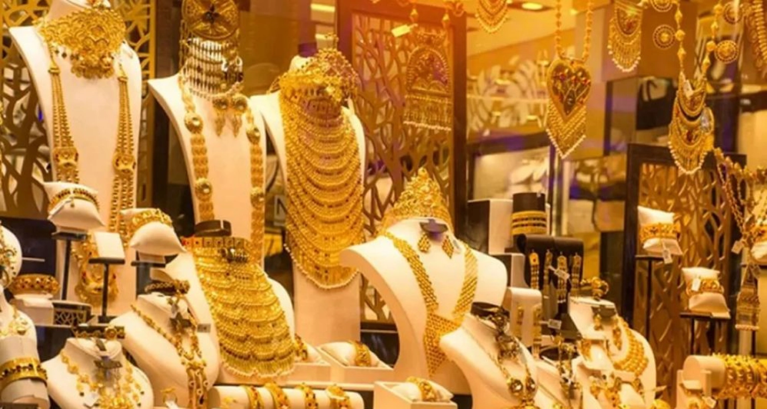 বড় ব্যবধানে কমানো হয়েছে স্বর্ণ ও রুপার দাম