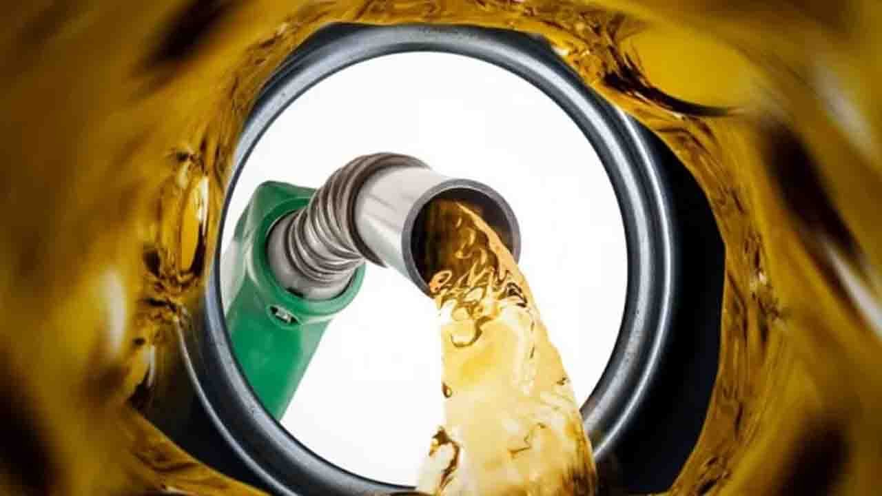 জ্বালানি তেলের দাম নিয়ে নতুন সিদ্ধান্ত জানাল সরকার, কোনটির লিটার কত?
