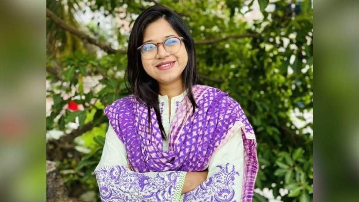 ‘আপনা মাংসে হরিণা বৈরী’ স্ট্যাটাসে কী বুঝাচ্ছেন মনিরা শারমিন?